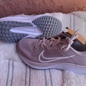 Nike Quest 6 Women’s Running Shoes Pink Size 7 NWT